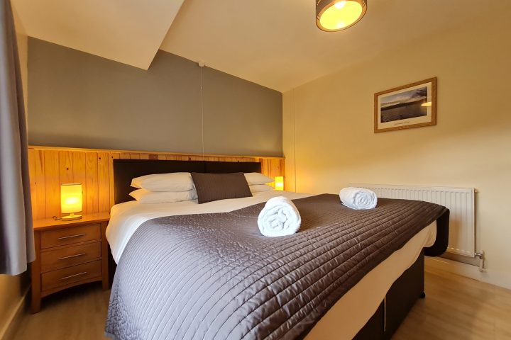 a bedroom with a bed in a hotel room