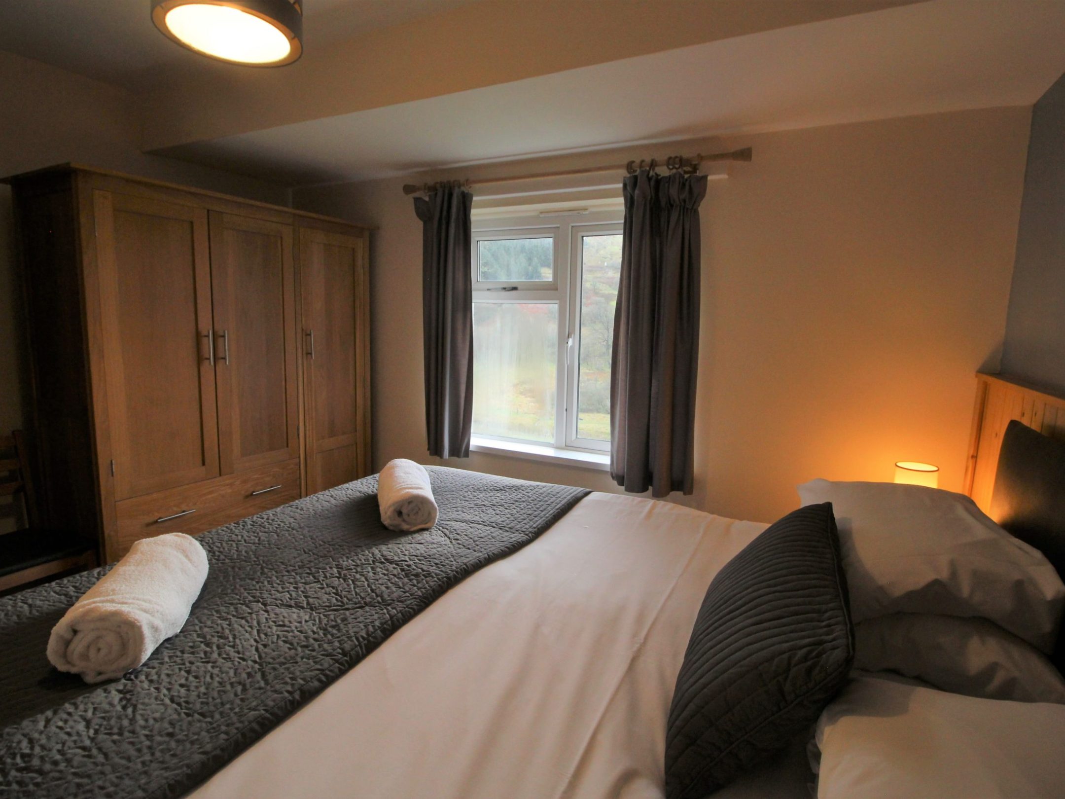 a bedroom with a bed in a hotel room